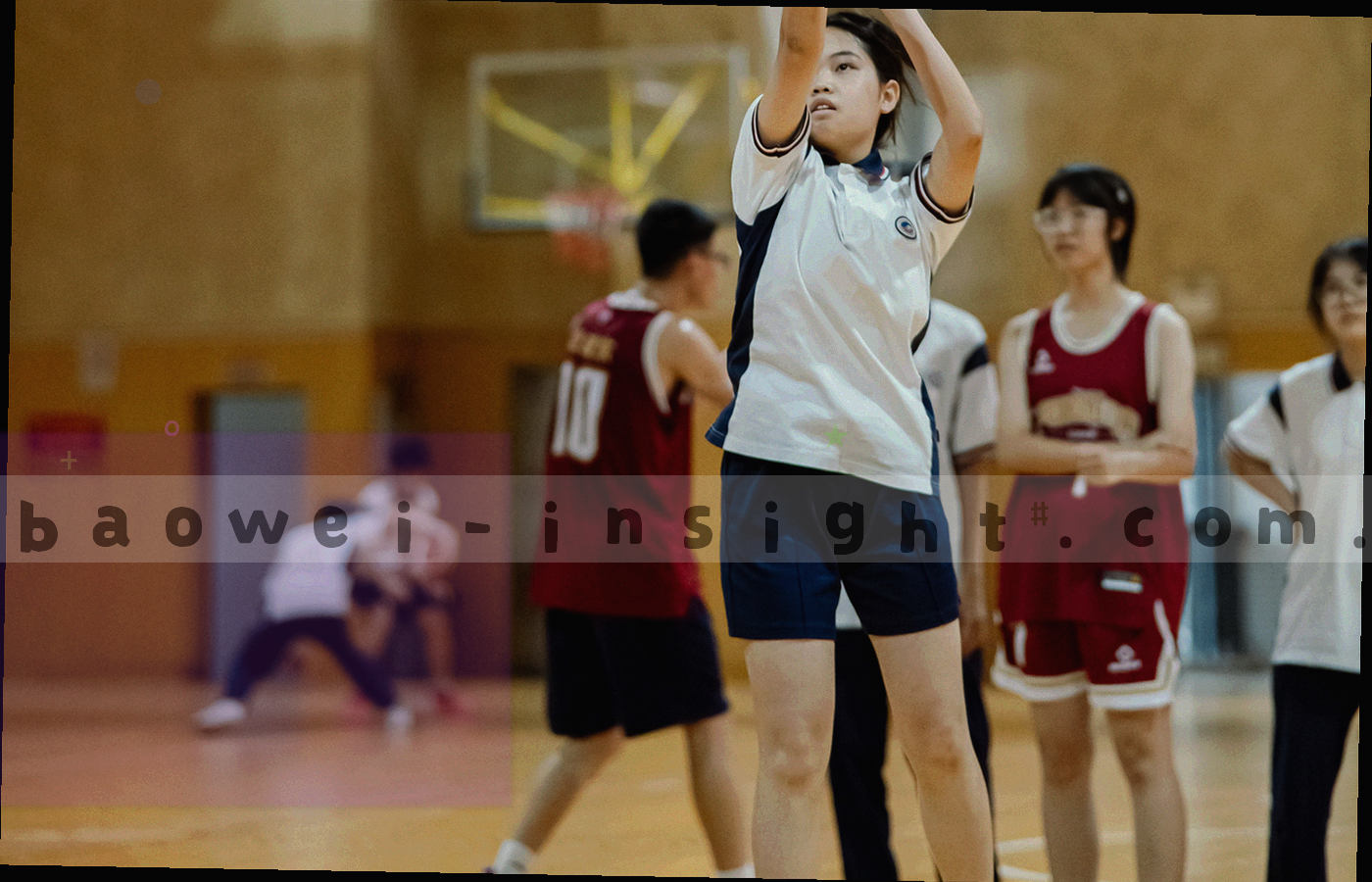 夜间球场边线与看台座椅的局部特写，冷绿灯光下线条清晰